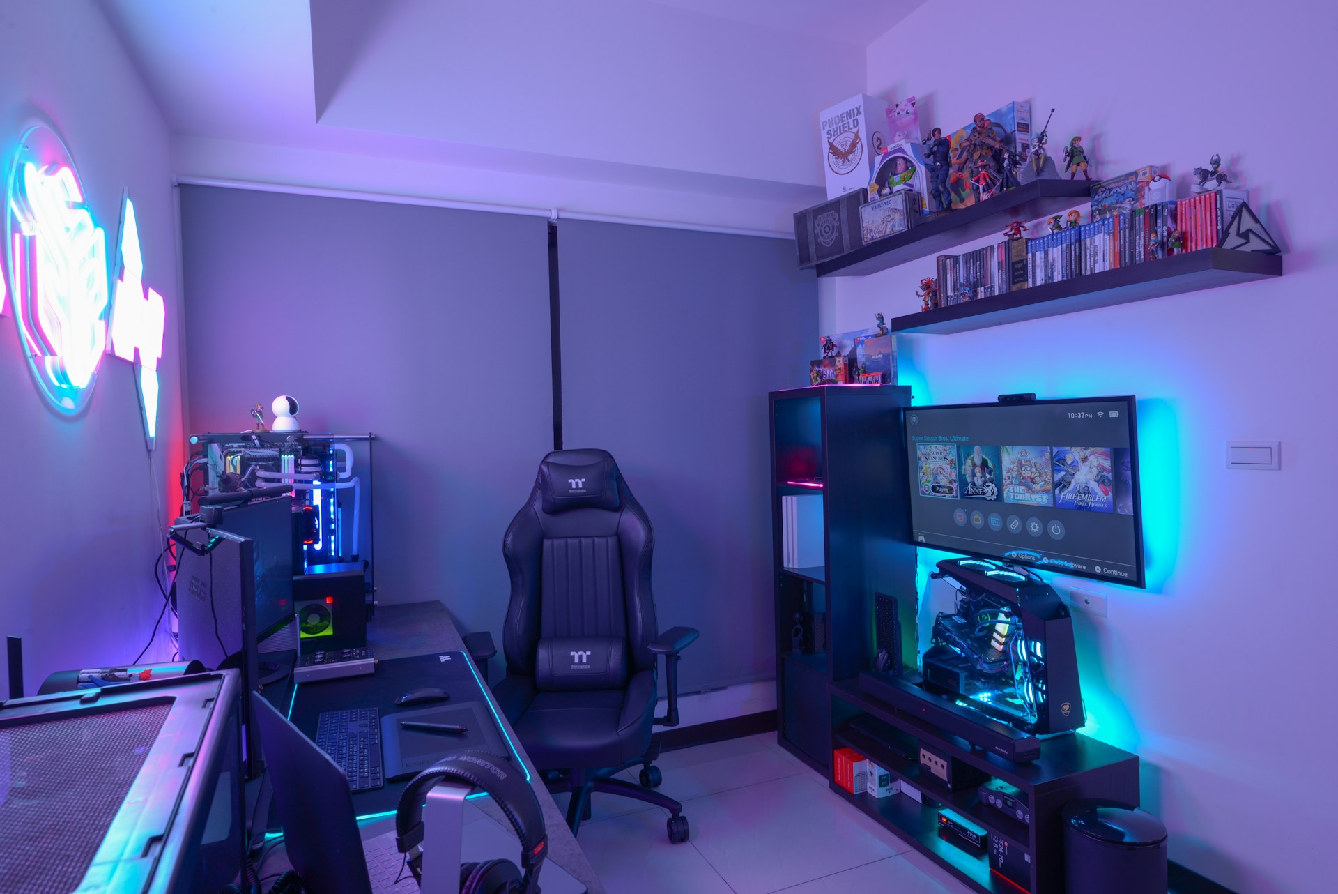 gray computer monitor